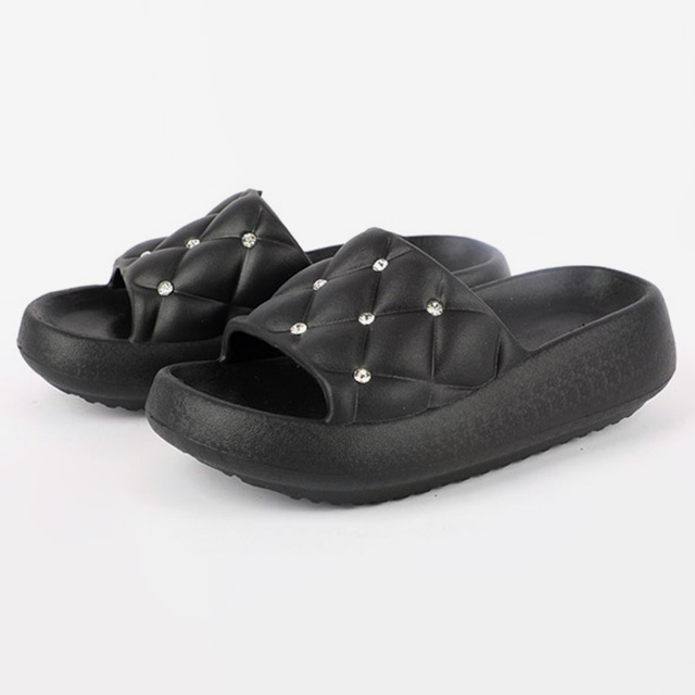 女式铆钉细节绗缝坡跟拖鞋