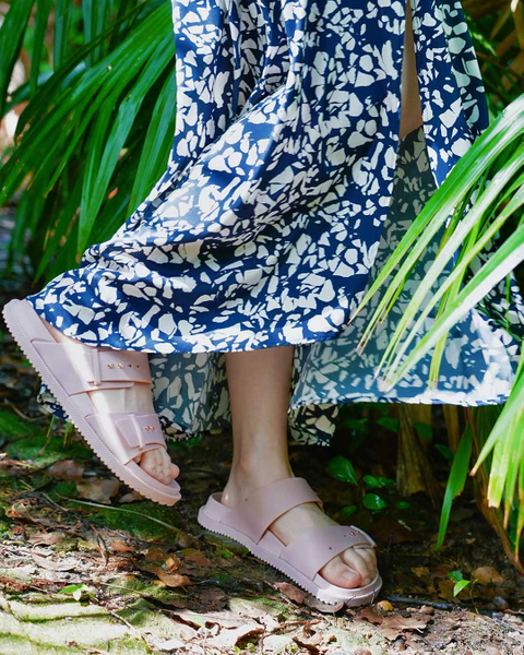 女性
